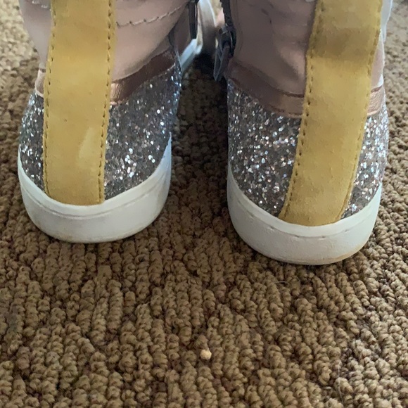 Dolce vita sneakers. Size 9 - Picture 3 of 3